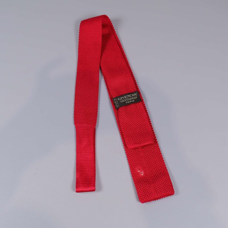 Röd stickad Givenchy-slips med etikett synlig