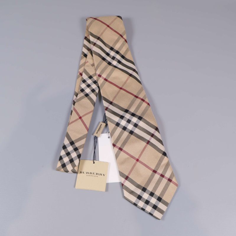 Slips med beige bas och svarta, röda och vita rutor