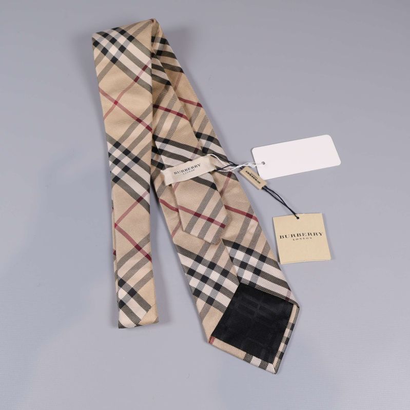 Rutig slips med Burberry-logga och etiketter