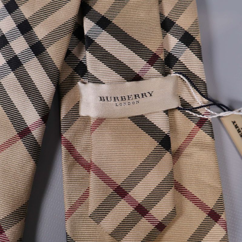 Burberry slips i närbild med logga