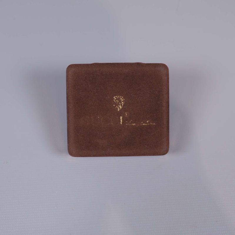 Stängd brun ask med Gucci-logotyp i guld