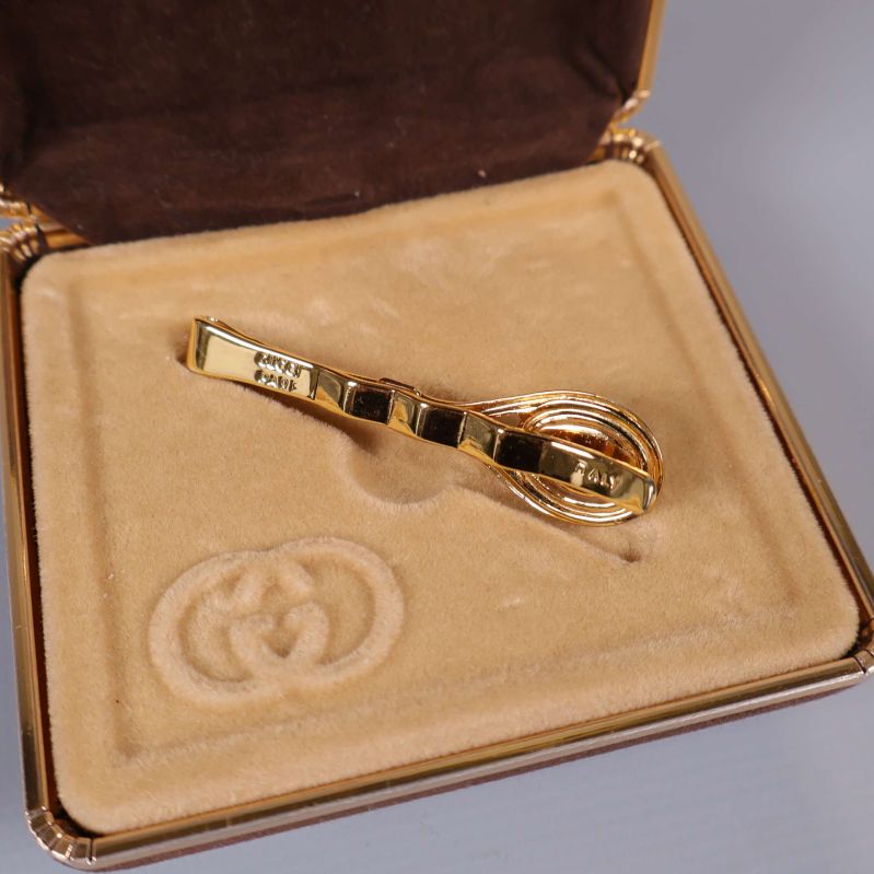 Baksidan av slipsklämma i guldfärg i ask