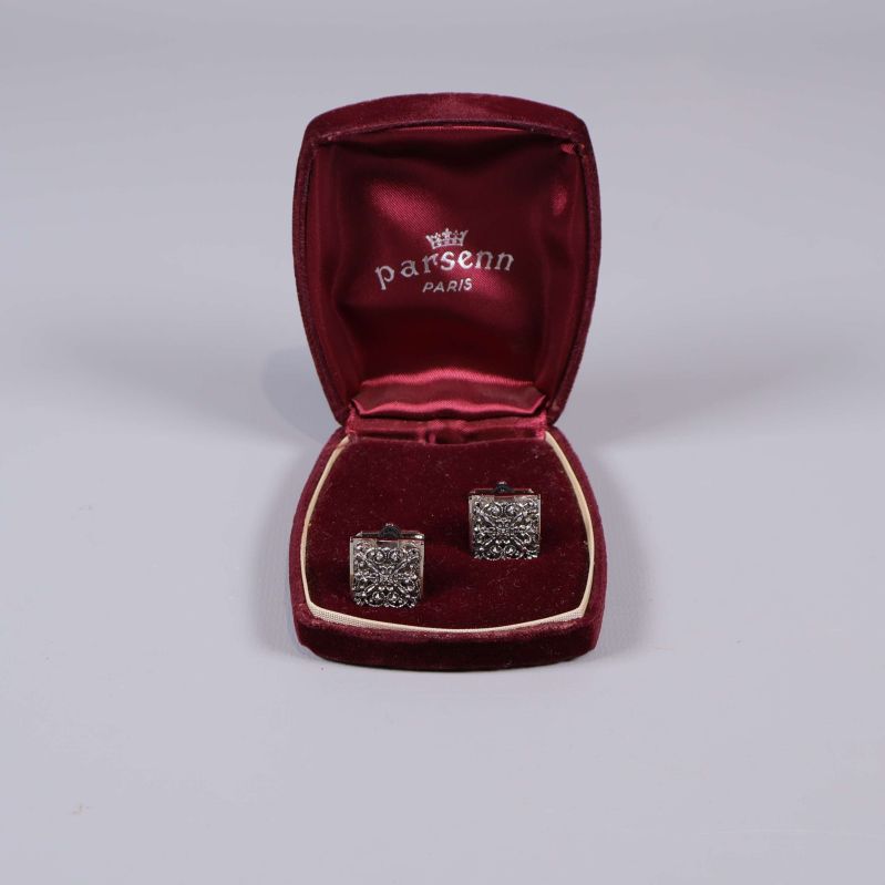 Manchettknappar i vinröd ask från Parsenn Paris