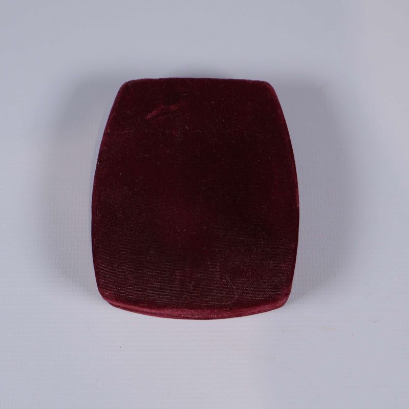 Stängd vinröd sammetsask sedd ovanifrån