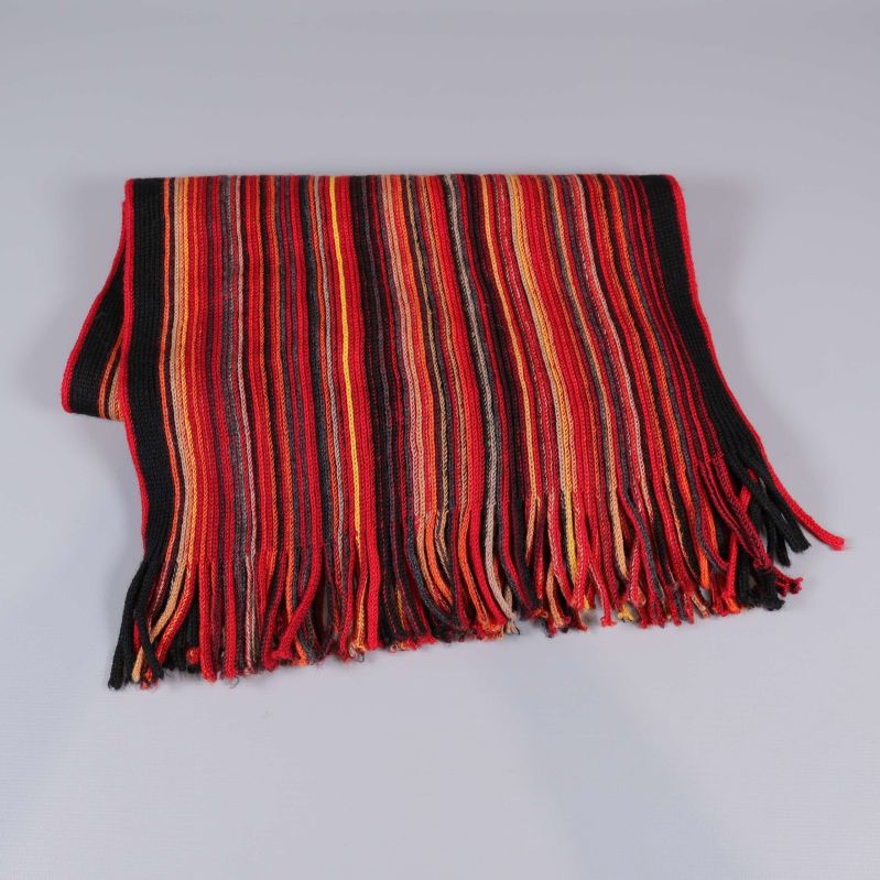 Vikta randiga halsduken i rött, svart, orange och gult