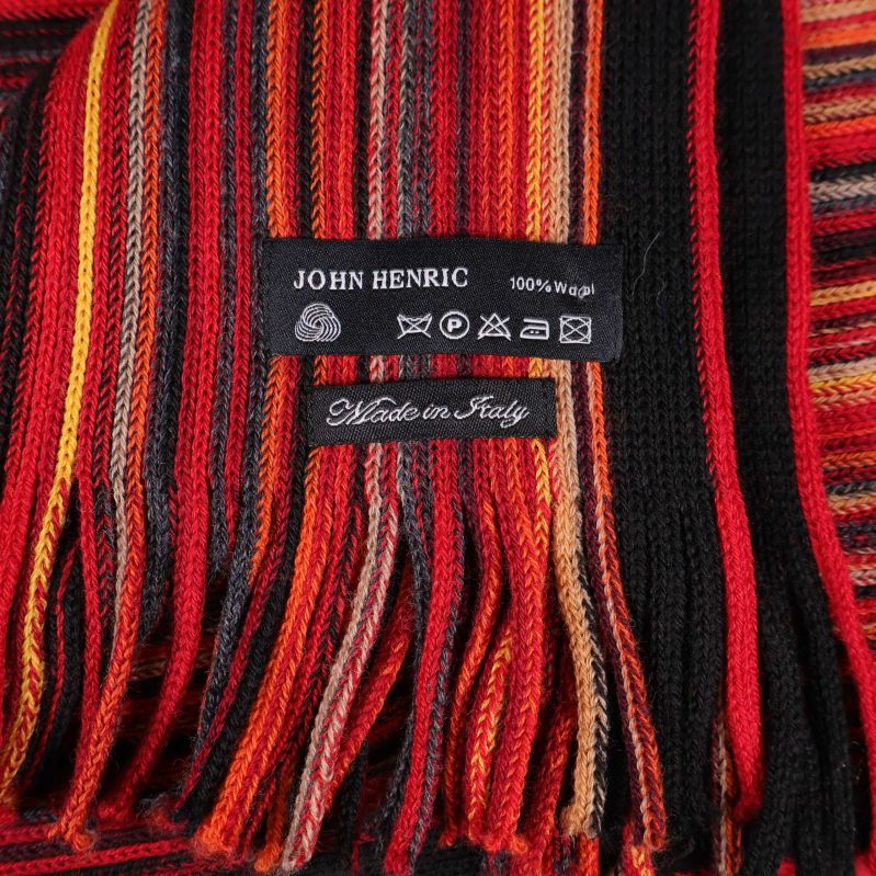 Materiallapp på randig halsduk, visar 100% ull