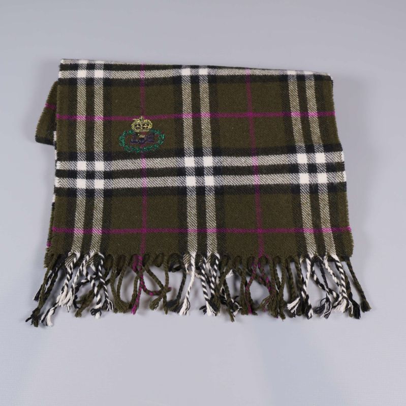 Olivgrön rutig halsduk pryds av broderat emblem