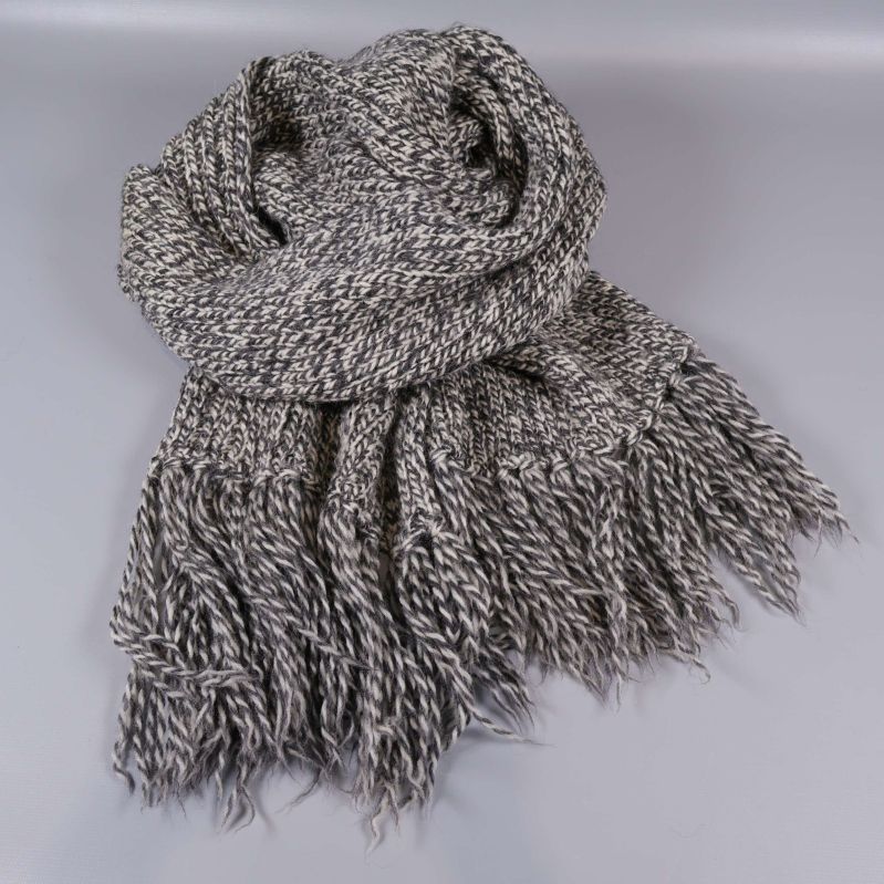 Stickad halsduk draperad i en lös form