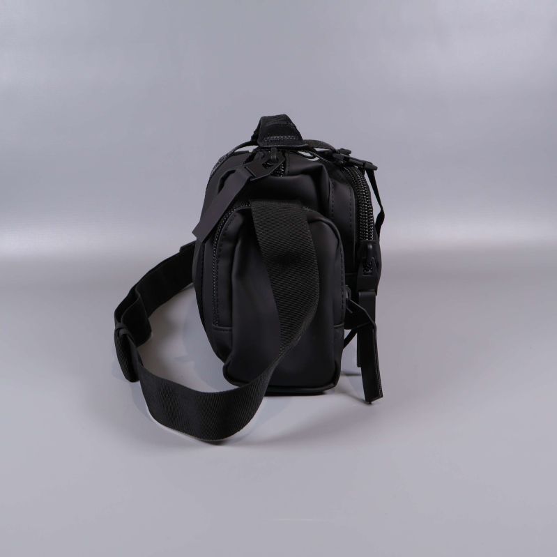 Sido vy av svart väska där axelremmen syns