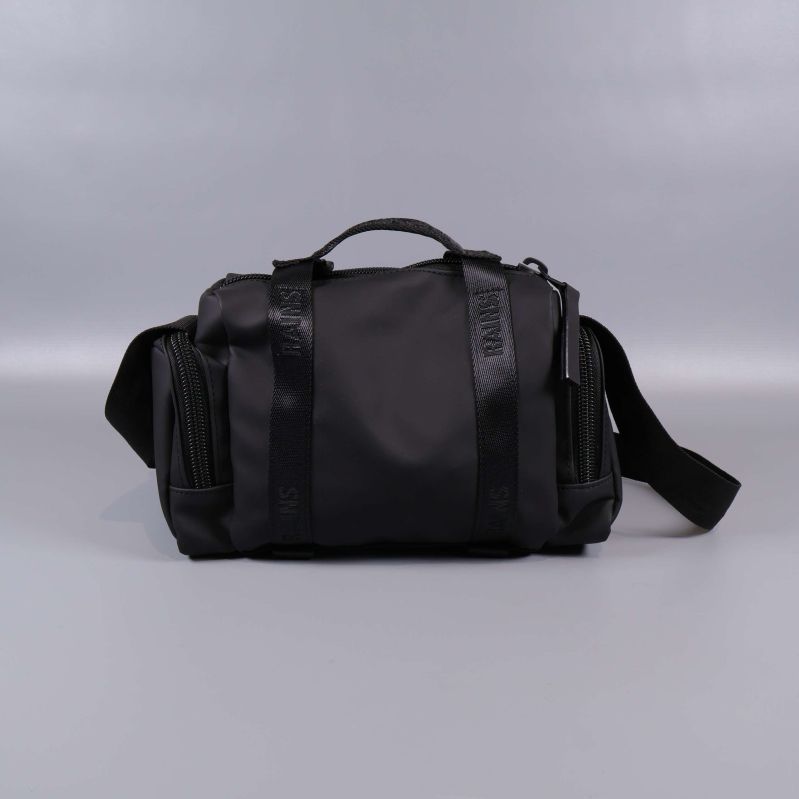 Baksidan på svart väska med slät design och remmar