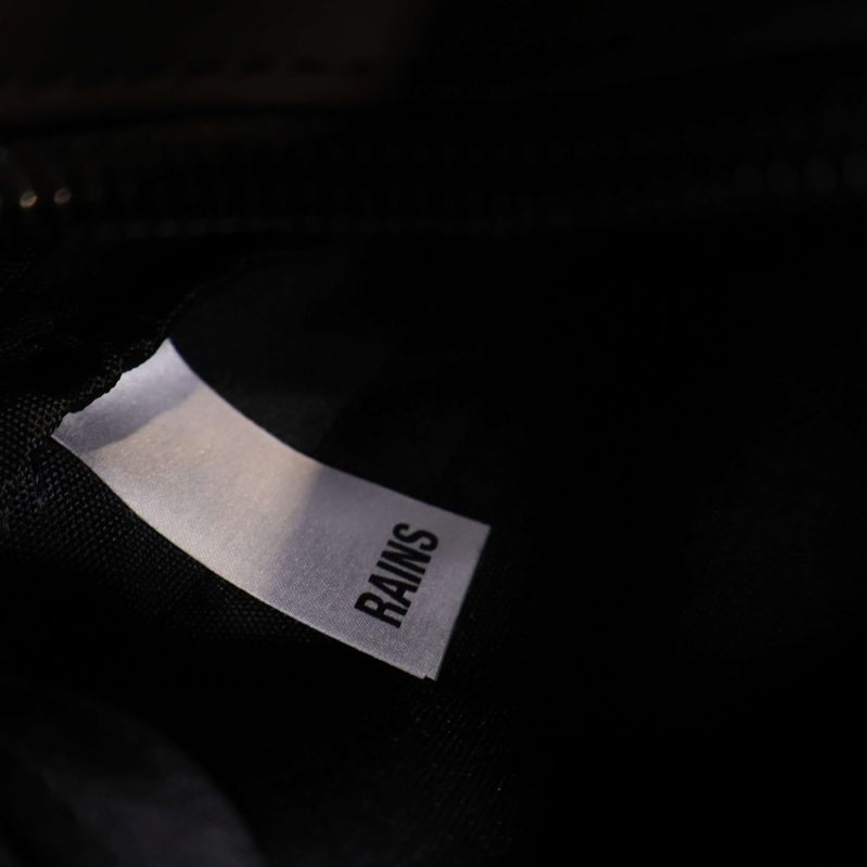 Närbild på RAINS-etikett inuti väskan