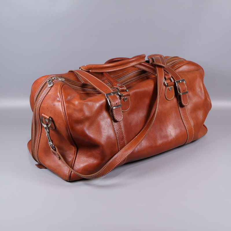 Stor läderweekendbag med handtag, axelrem och metalldetaljer