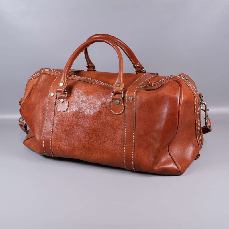 Baksidan på läderweekendbagen med handtag och sömmar