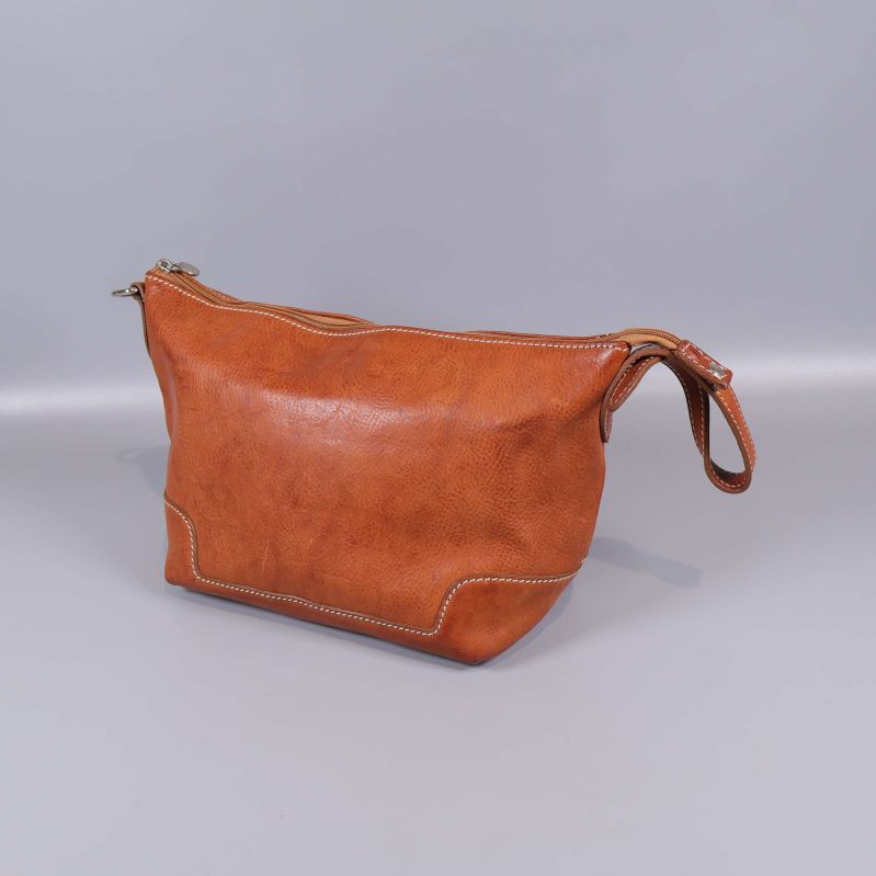 Necessär i matchande cognacsfärgat läder med dragkedja