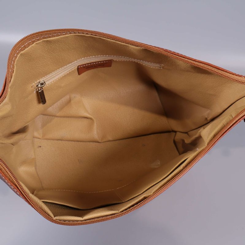 Inuti necessären med ljus textil och dragkedjefack