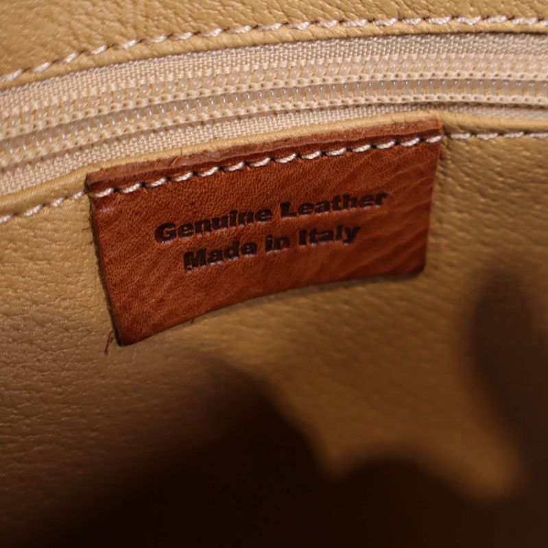 Lädermärkning med texten Genuine Leather Made in Italy