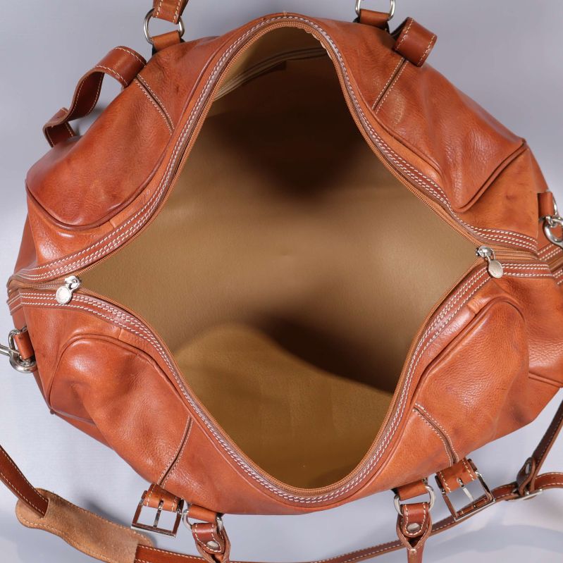 Insidan av weekendbagen visar ljus textil och stora utrymmen