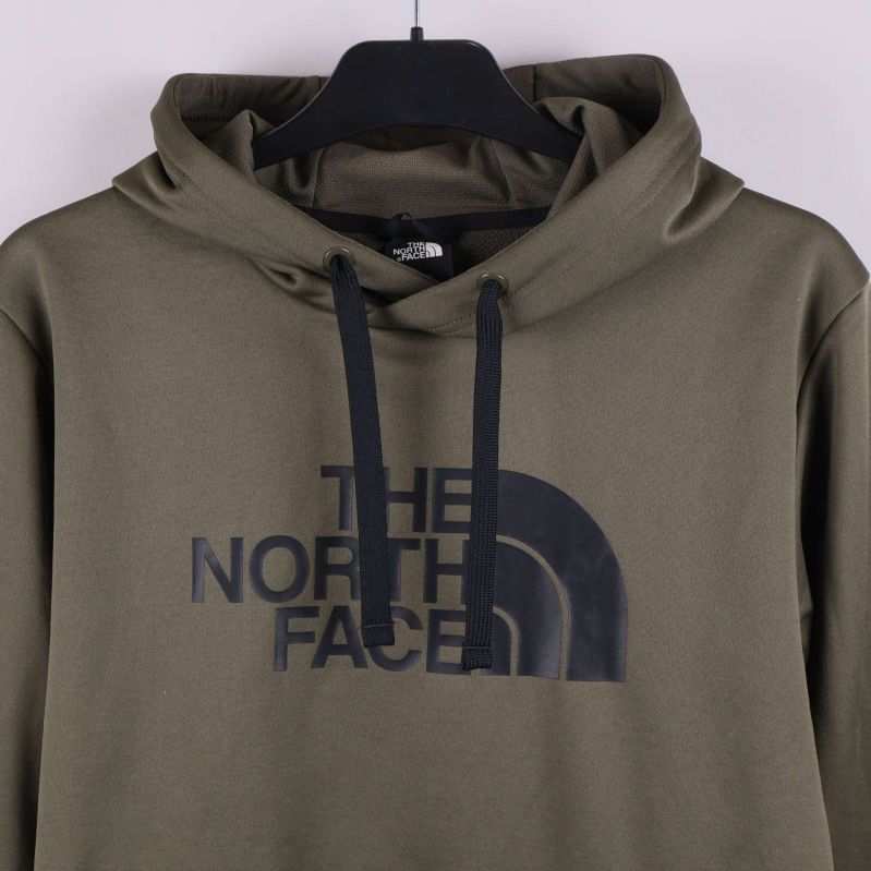 Närbild på logga och dragsko i svart på hoodien