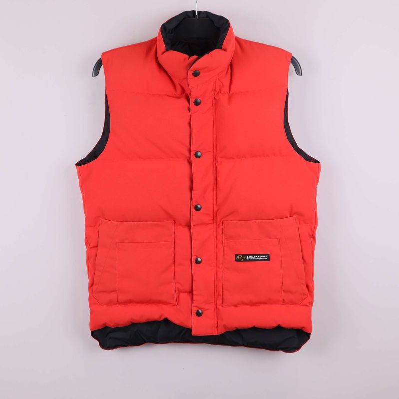 Röd vadderad dunväst med hög krage framifrån