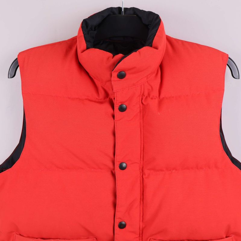 Närbild västens hals och knäppning med krage