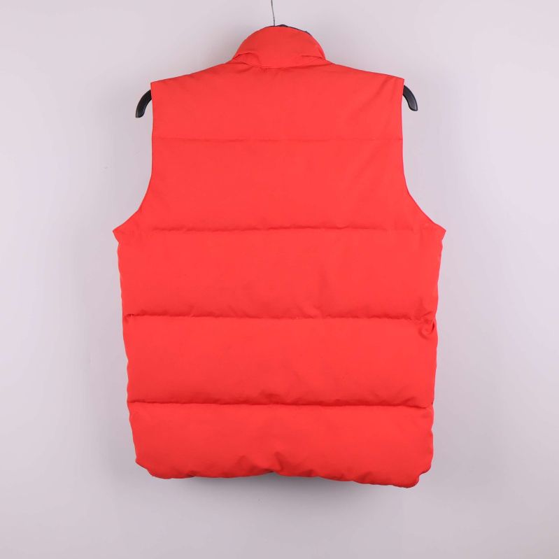 Röd vadderad dunväst sedd bakifrån