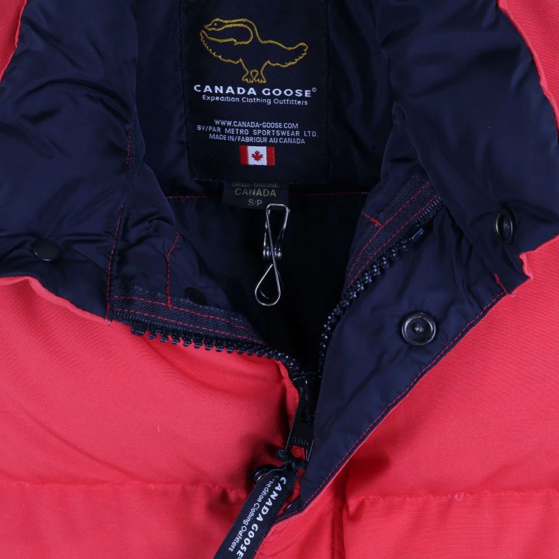 Närbild märkning och dragkedja samt etikett inuti västen