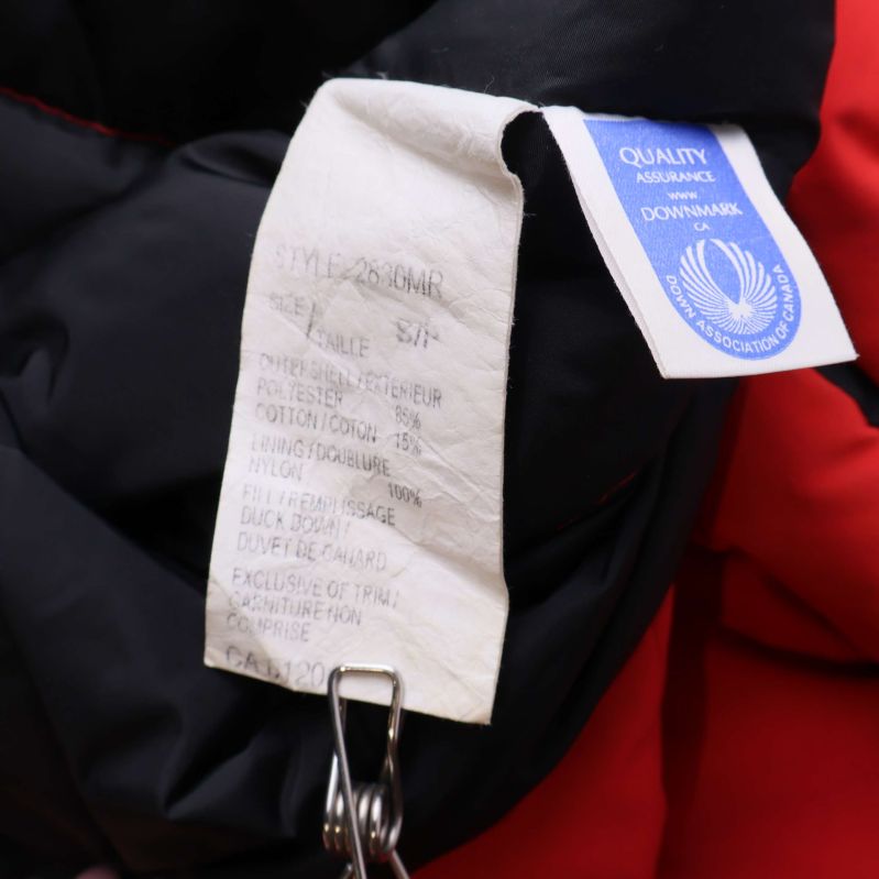 Materialetikett inuti västen med tvätt- och materialinfo