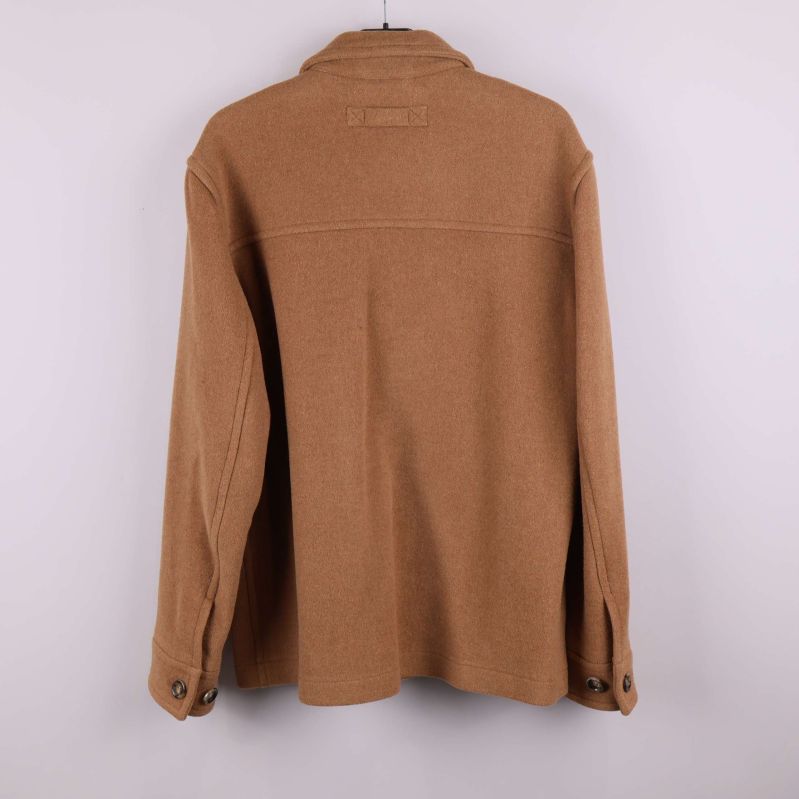 Baksida av beige kavaj med avslappnad passform och synliga sömmar