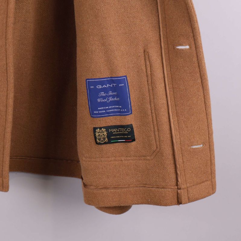 Innerfoder med blå Gant-etikett och vävd etikett för jackmodell