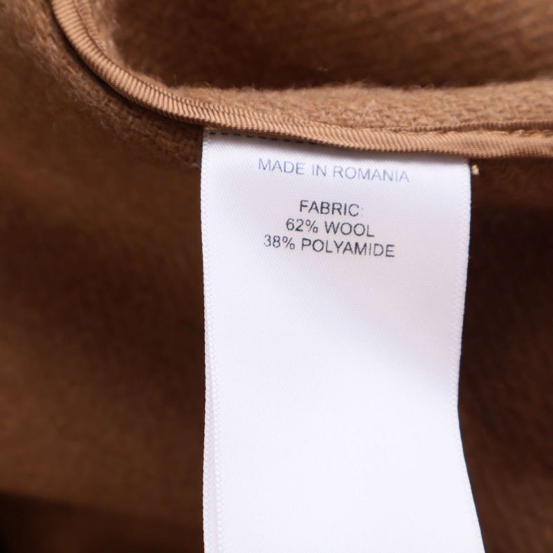 Materialetikett i vit med texten 62% wool och 38% polyamide