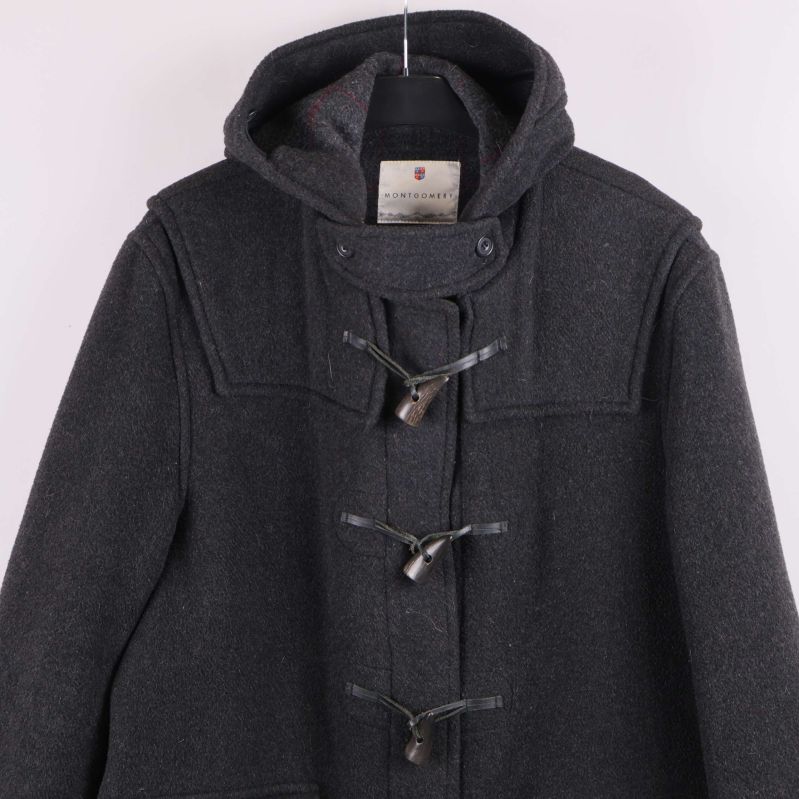 Övre delen av duffeljacka med knapp- och träknäppning