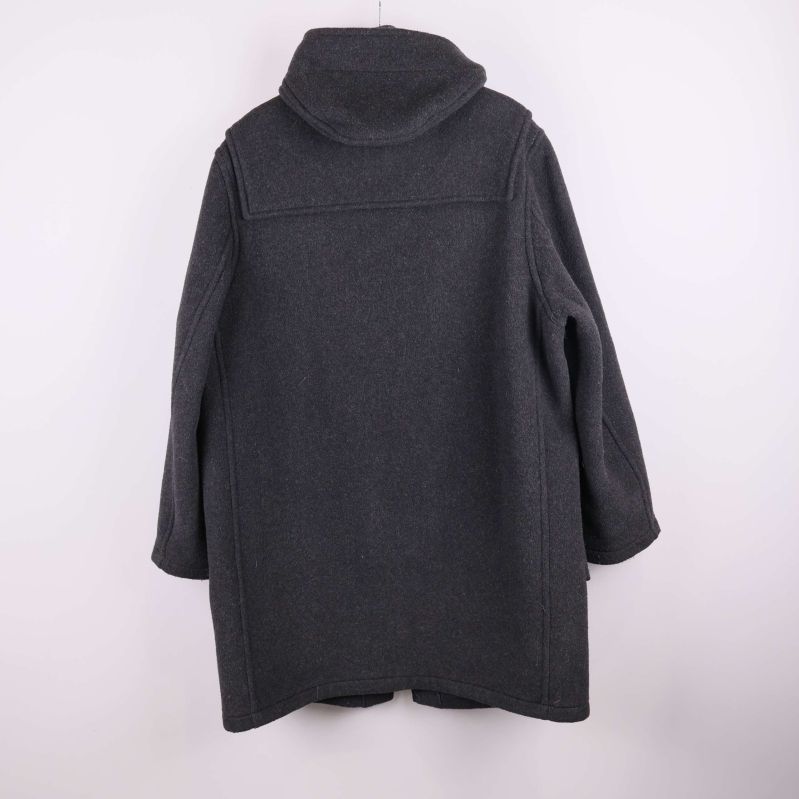 Baksida av mörkgrå duffeljacka med huva