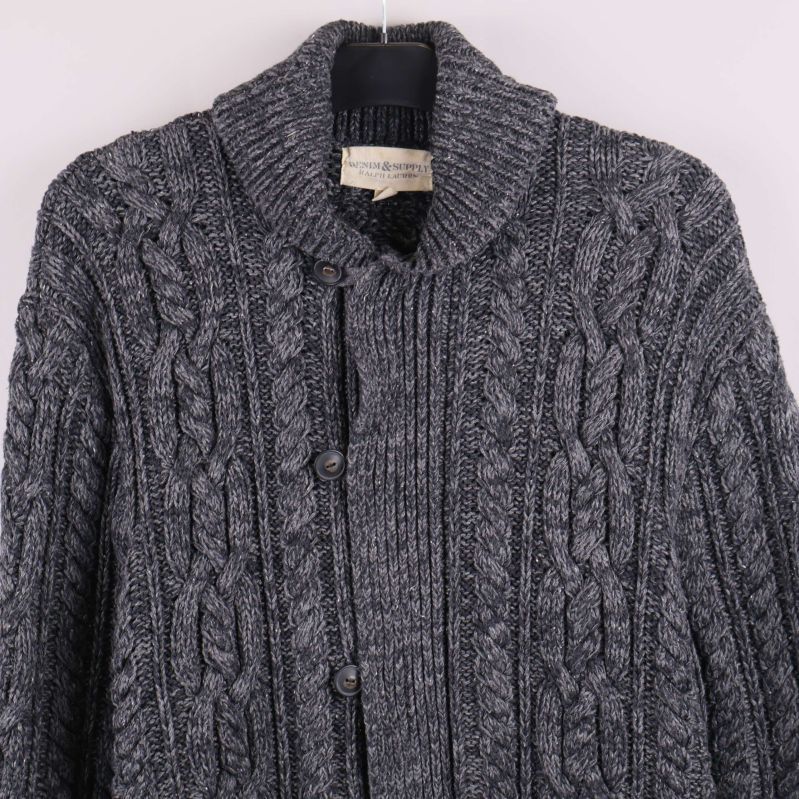 Stickad grå kofta med synlig krage och fickor