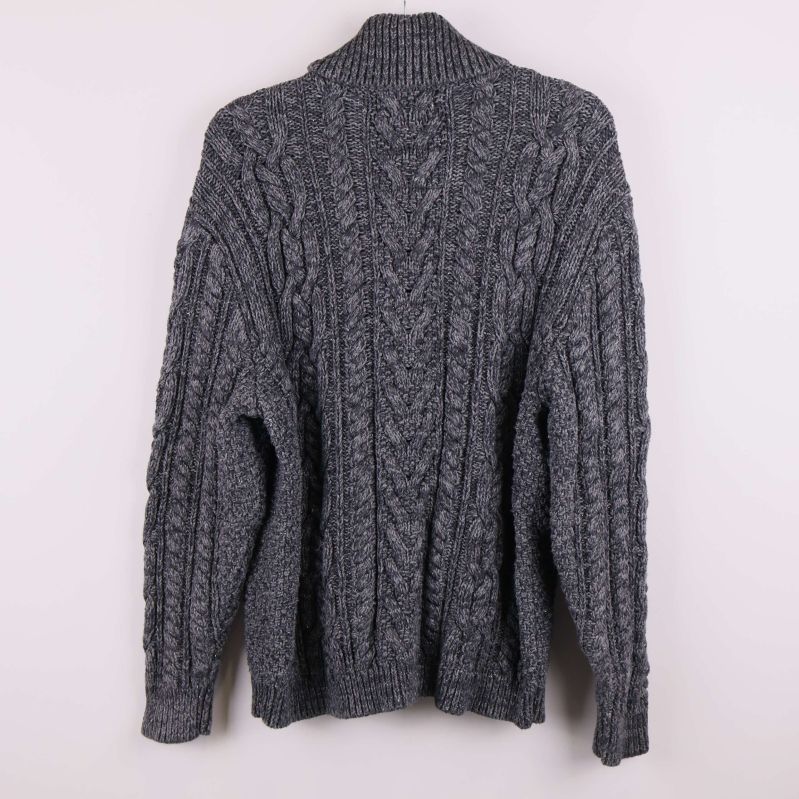Baksidan på grå kabelstickad kofta