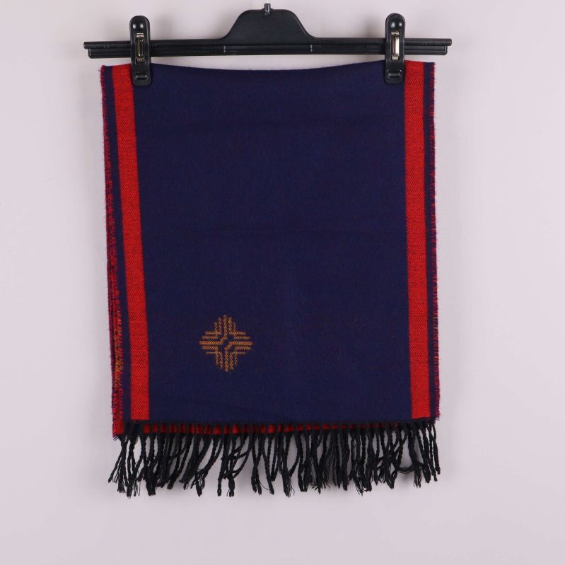 Halsduk hängande med röda kanter och fransar