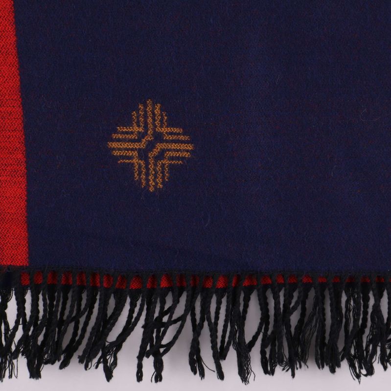 Närbild på gult vävt mönster mot blå bakgrund