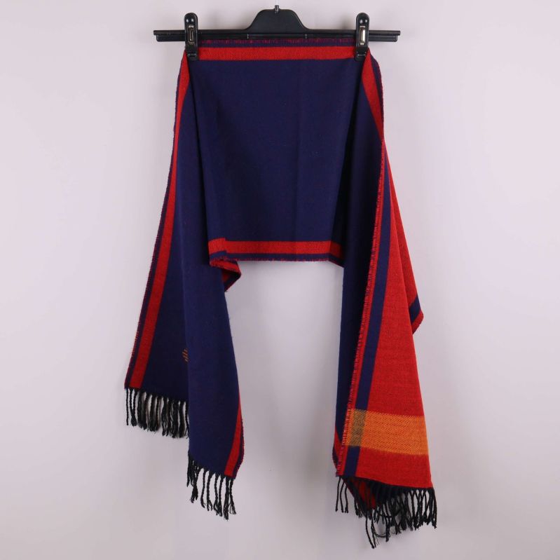 Halsduk draperad på galge, röd och blå