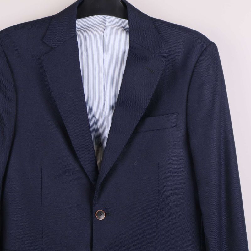 Närbild överdelen av kavajen och krage