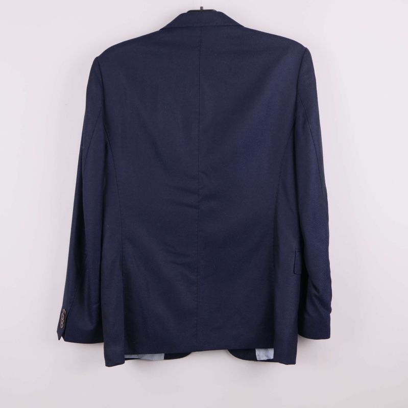 Baksidan av marinblå kavaj med slät rygg