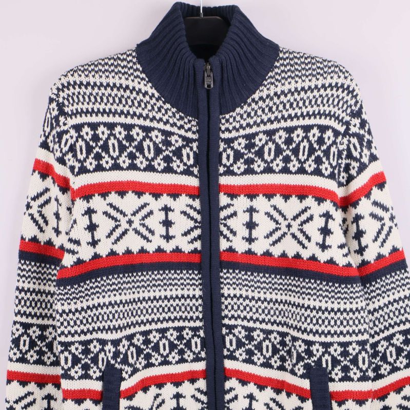 Närbild på tröjans överdel visar mönster och ståkrage