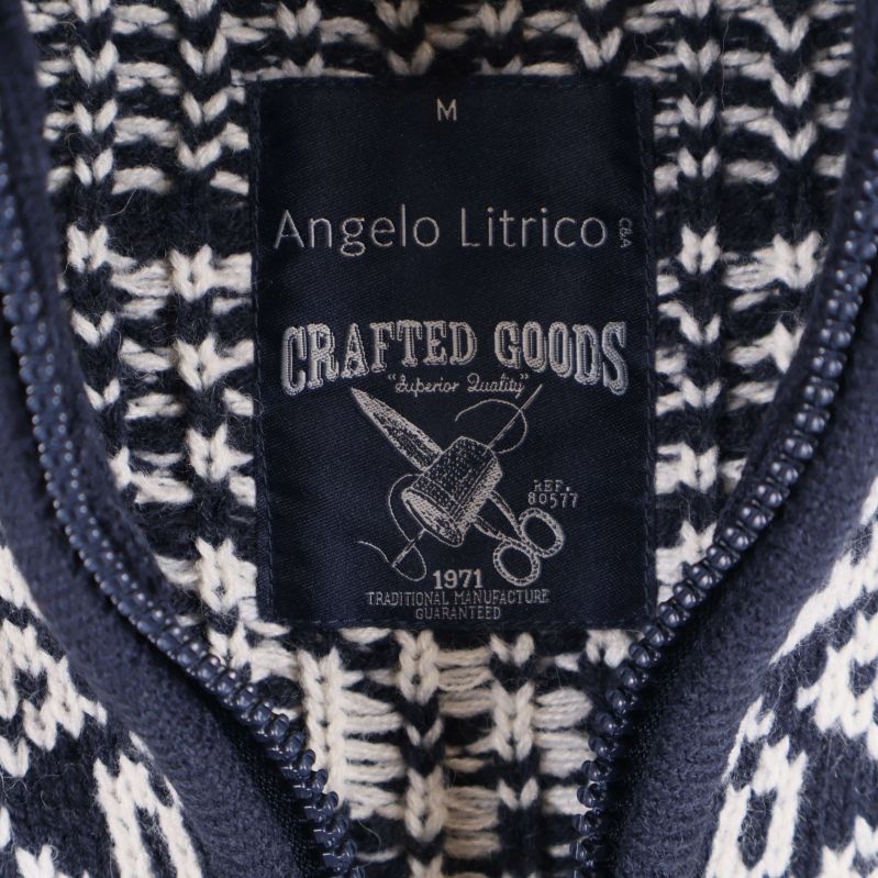 Nära på etikett från Angelo Litrico Crafted Goods i tröjans krage