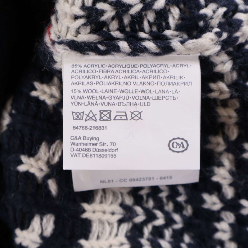 Materiallapp med sammansättning och skötselråd i tröjans insida