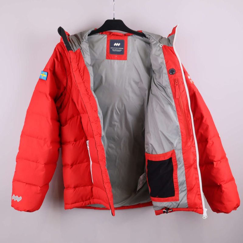 Öppen jacka som visar grått foder och innerficka