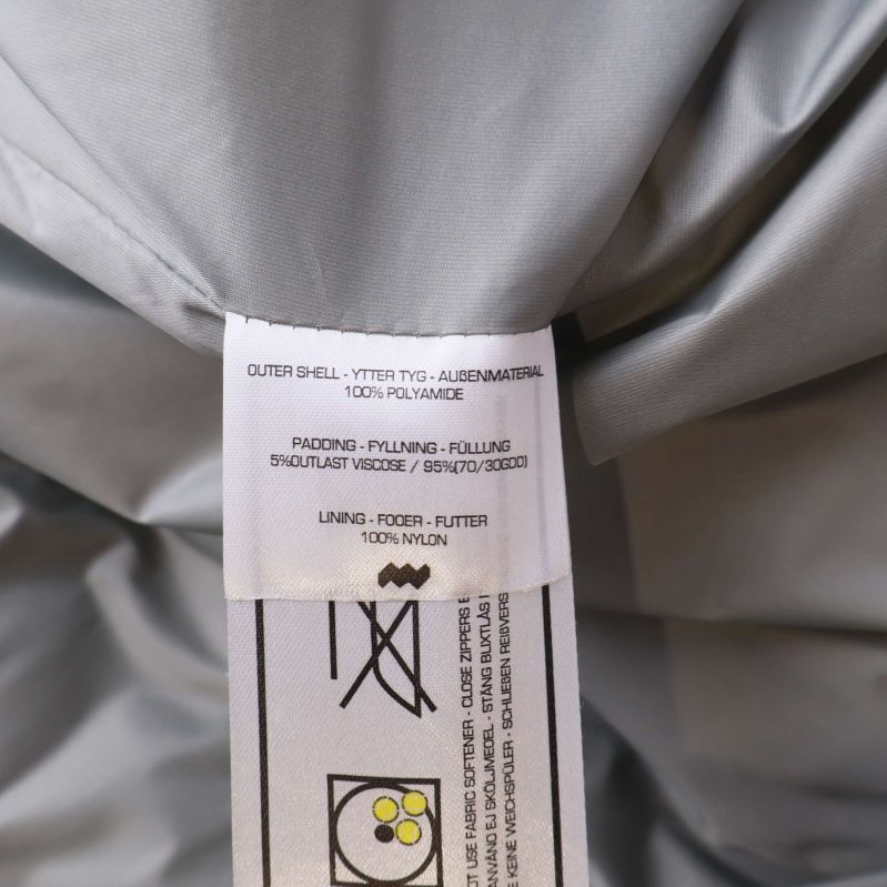 Materiallapp som visar sammansättning på jackan