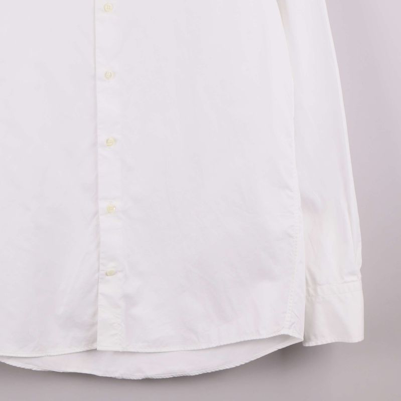 Närbild på skjortans ärmslut och knappar