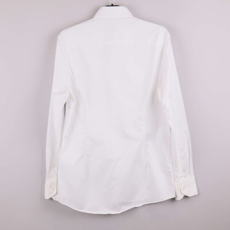 Baksidan av vit skjorta i helbild