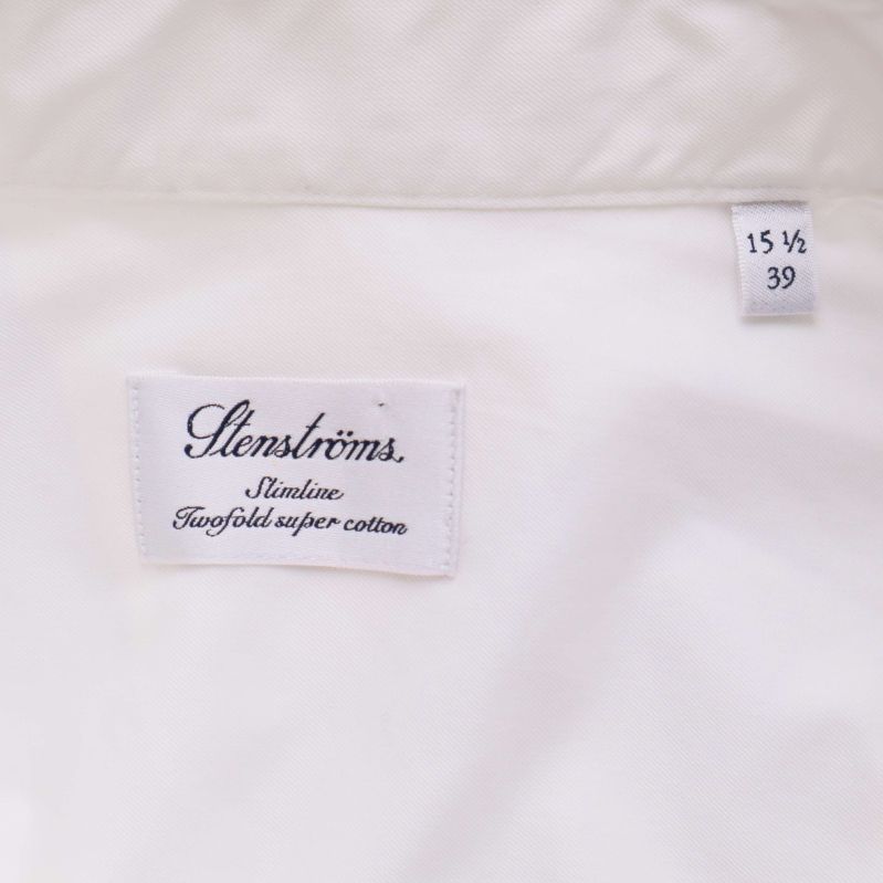 Närbild på Stenströms etikett i vit skjorta