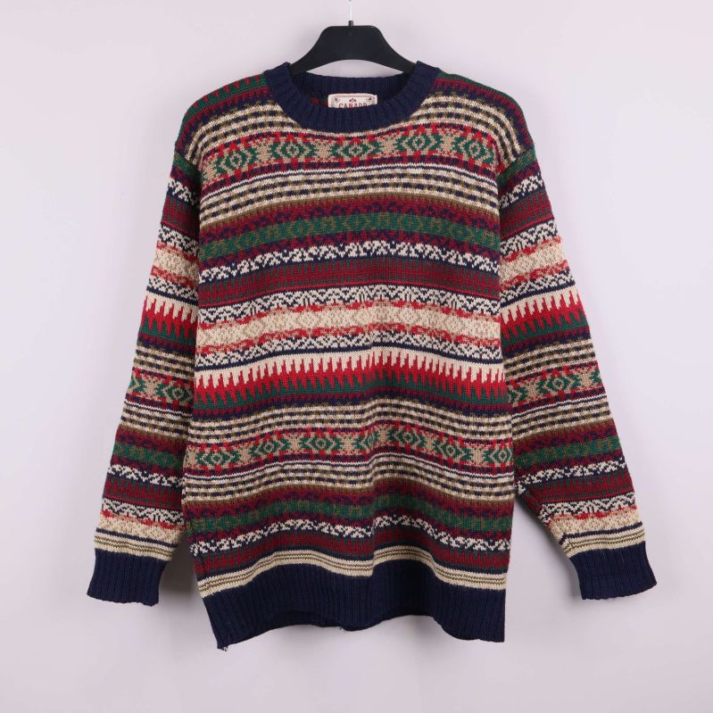 Stickad tröja på galge med flerfärgat klassiskt mönster fram