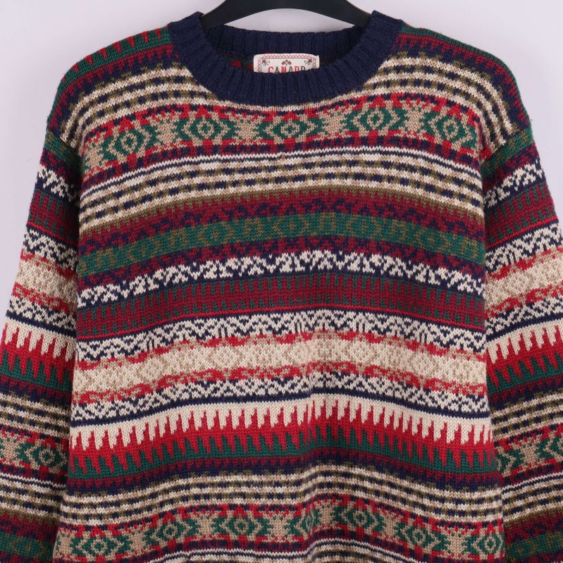 Närbild på tröjans bröstparti med detaljerat flerfärgat mönster