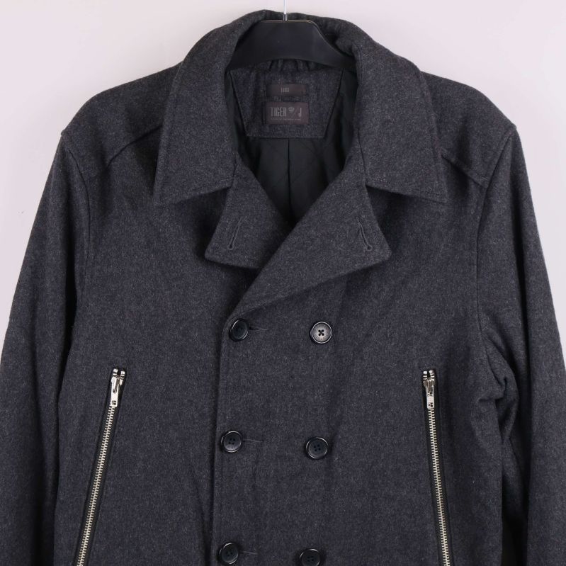 Närbild framtill på jackan med bred krage och knappar